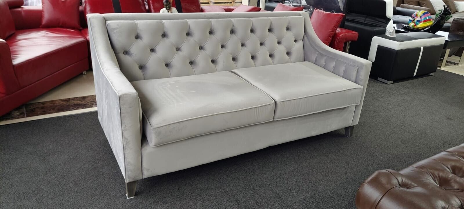 Grau Sofa Chesterfield Schönes Design bequemer Sofa weiche Sitze SOFORT